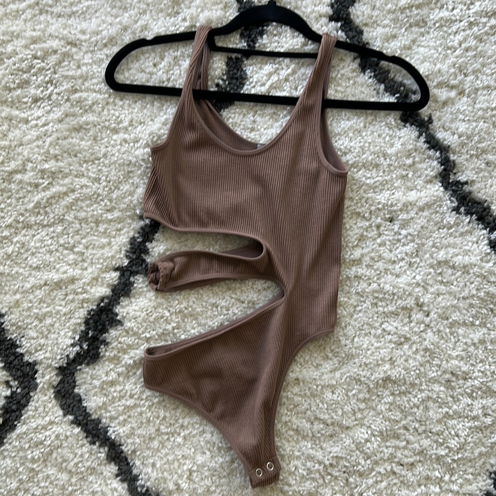 Nude bodysuit with cutout